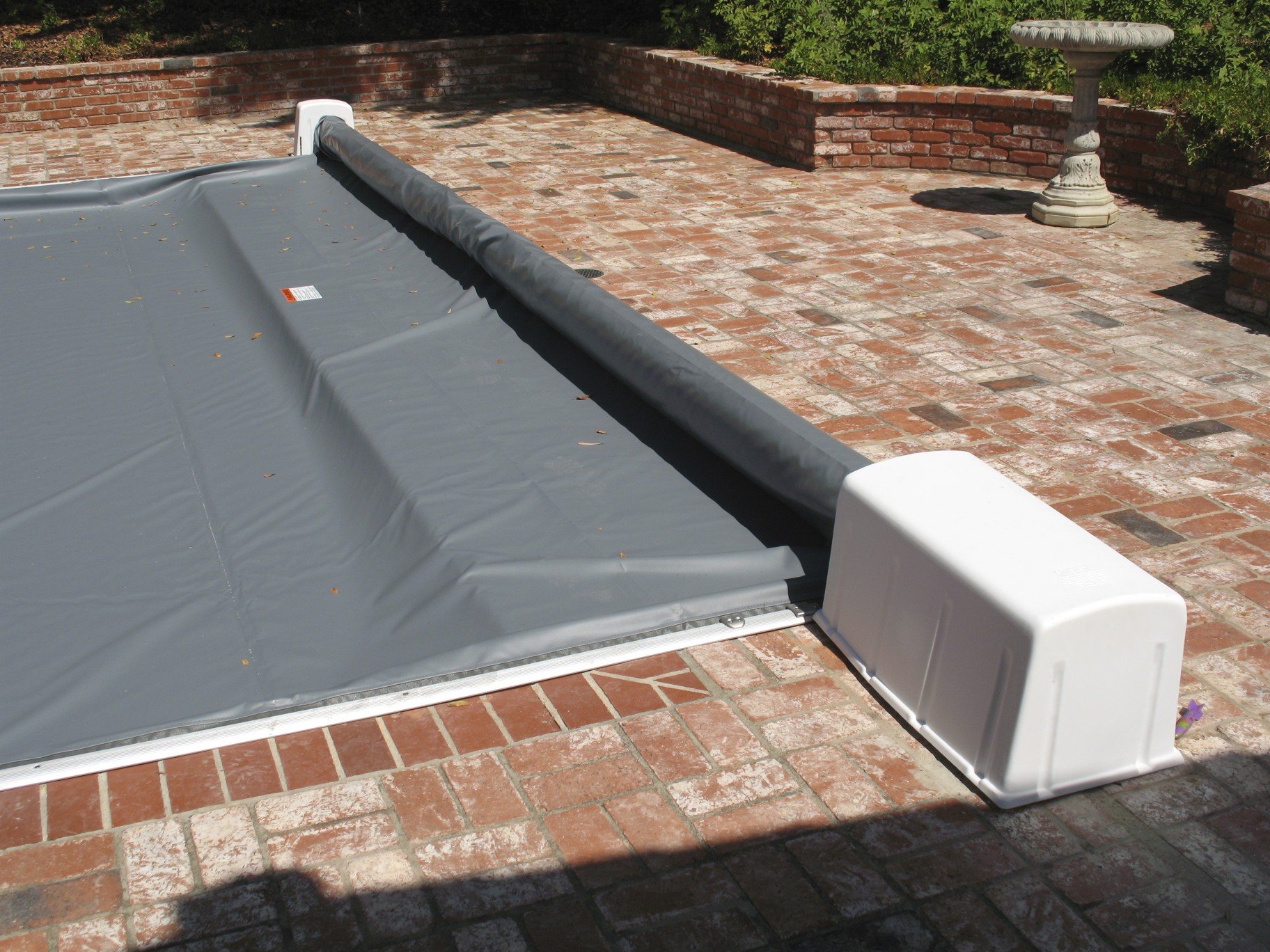 automatic pool cover opens but won